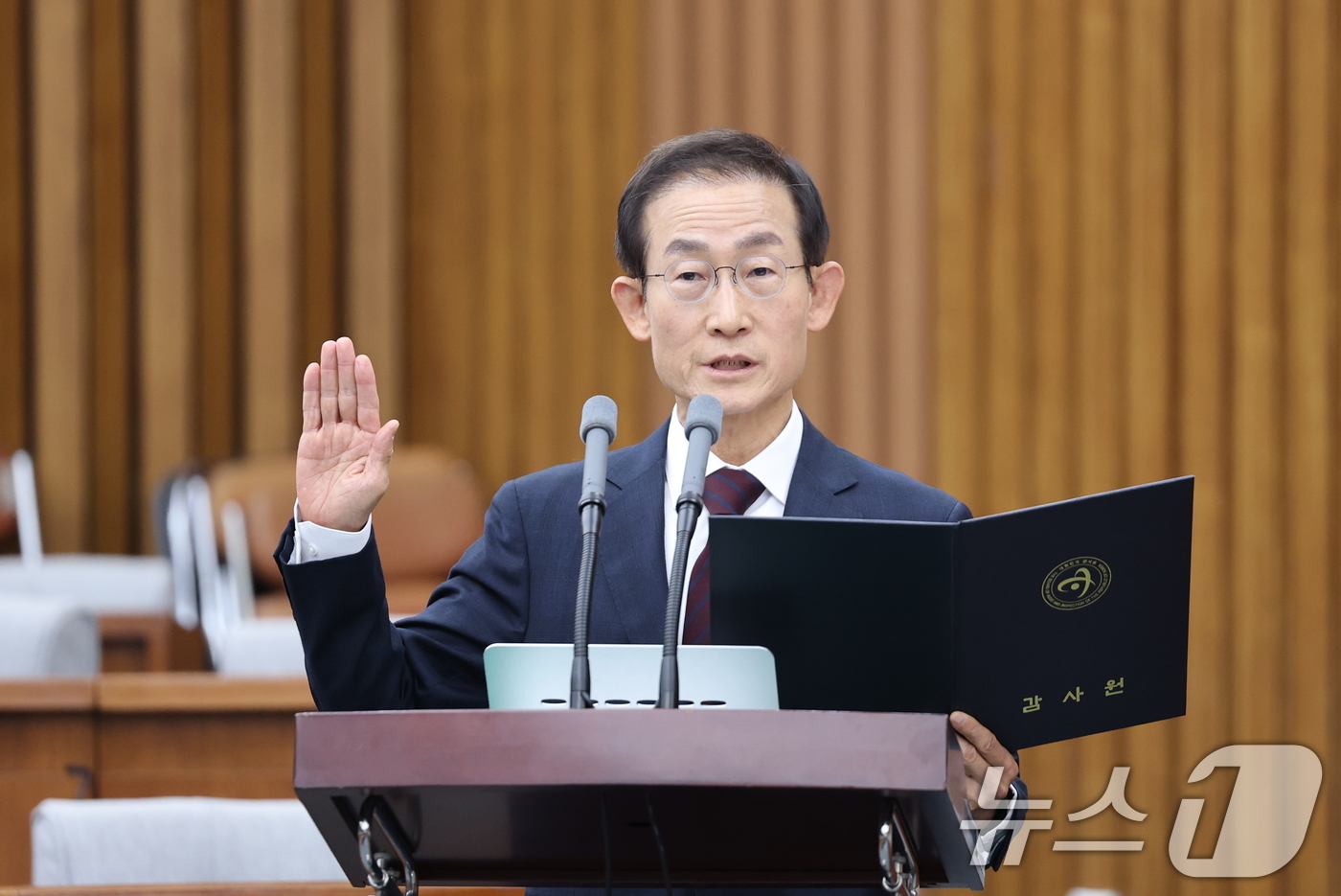 (서울=뉴스1) 이승배 기자 = 김호철 감사원장 후보자가 29일 서울 여의도 국회에서 열린 인사청문특별위원회에서 선서하고 있다. 2025.12.29/뉴스1