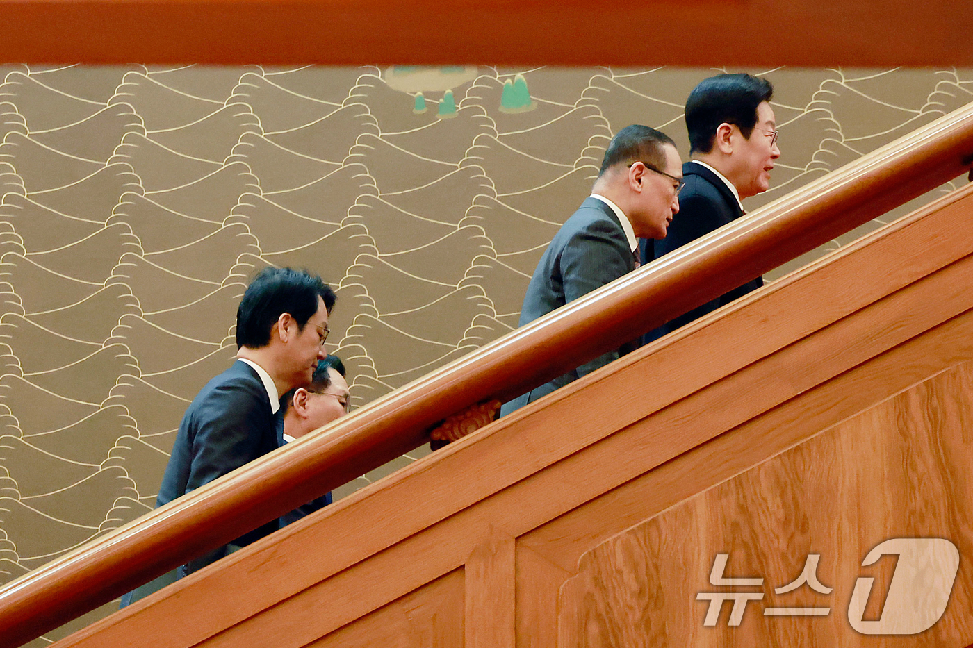 (서울=뉴스1) 허경 기자 = 이재명 대통령이 청와대 공식 근무를 시작한 29일 청와대 본관으로 첫 출근하고 있다. (청와대통신사진기자단) 2025.12.29/뉴스1