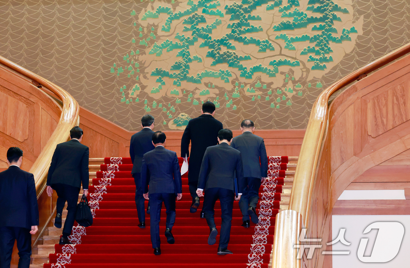 (서울=뉴스1) 허경 기자 = 이재명 대통령이 청와대 공식 근무를 시작한 29일 청와대 본관으로 첫 출근하고 있다. (청와대통신사진기자단) 2025.12.29/뉴스1