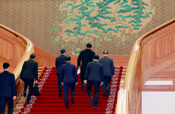청와대 본관 계단 오르는 이재명 대통령