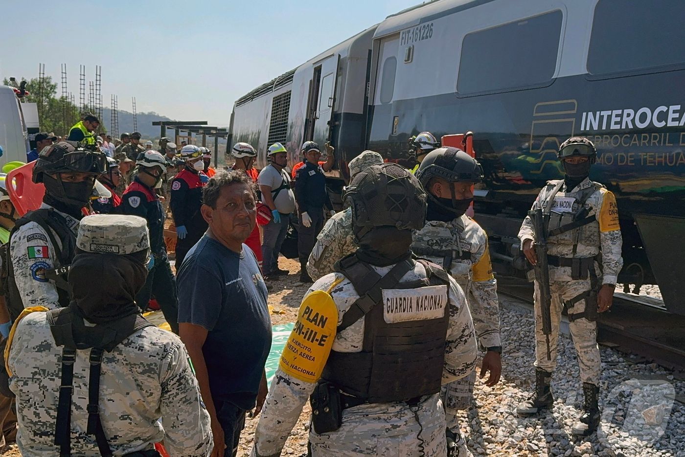 (AFP=뉴스1) 윤다정 기자 = 28일(현지시간) 멕시코 오하아카주를 운행하던 열차가 탈선하는 사고가 일어난 가운데, 육군 병력과 당국 관계자들이 승객들을 구조하고 있다.ⓒ AF …
