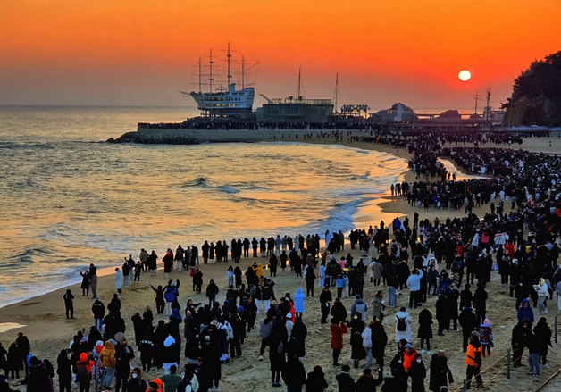 '세계 최대 모래시계'로 여는 2026년…정동진서 25번째 회전식