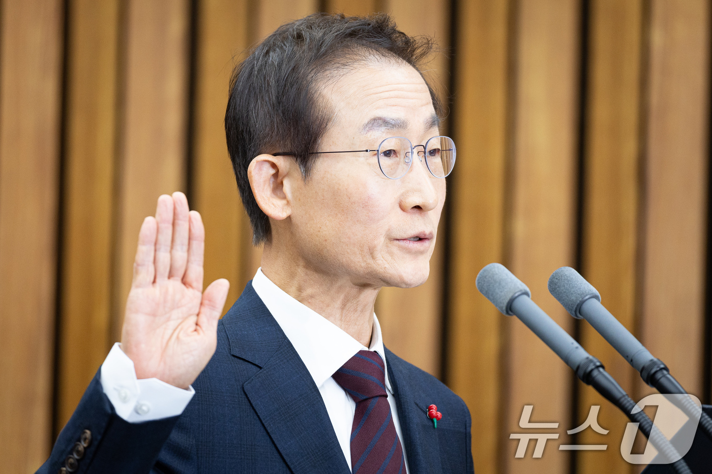 (서울=뉴스1) 유승관 기자 = 김호철 감사원장 후보자가 29일 서울 여의도 국회에서 열린 인사청문회에서 선서하고 있다. 2025.12.29/뉴스1