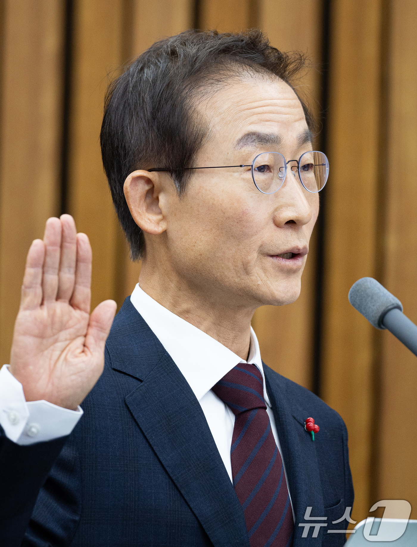 (서울=뉴스1) 유승관 기자 = 김호철 감사원장 후보자가 29일 서울 여의도 국회에서 열린 인사청문회에서 선서하고 있다. 2025.12.29/뉴스1