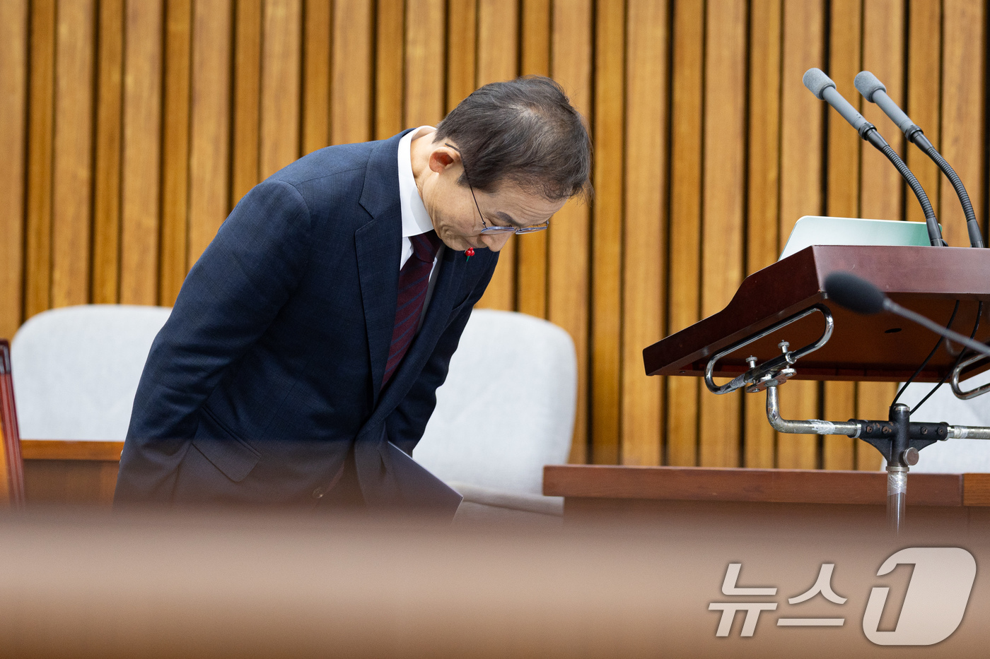 (서울=뉴스1) 유승관 기자 = 김호철 감사원장 후보자가 29일 서울 여의도 국회에서 열린 인사청문회에서 모두 발언에 앞서 인사하고 있다. 2025.12.29/뉴스1