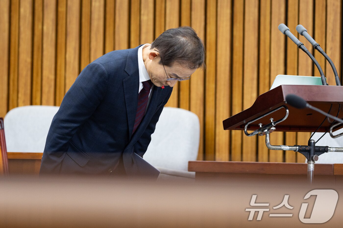 본문 이미지 - 김호철 감사원장 후보자가 29일 서울 여의도 국회에서 열린 인사청문회에서 모두 발언에 앞서 인사하고 있다. 2025.12.29/뉴스1 ⓒ News1 유승관 기자