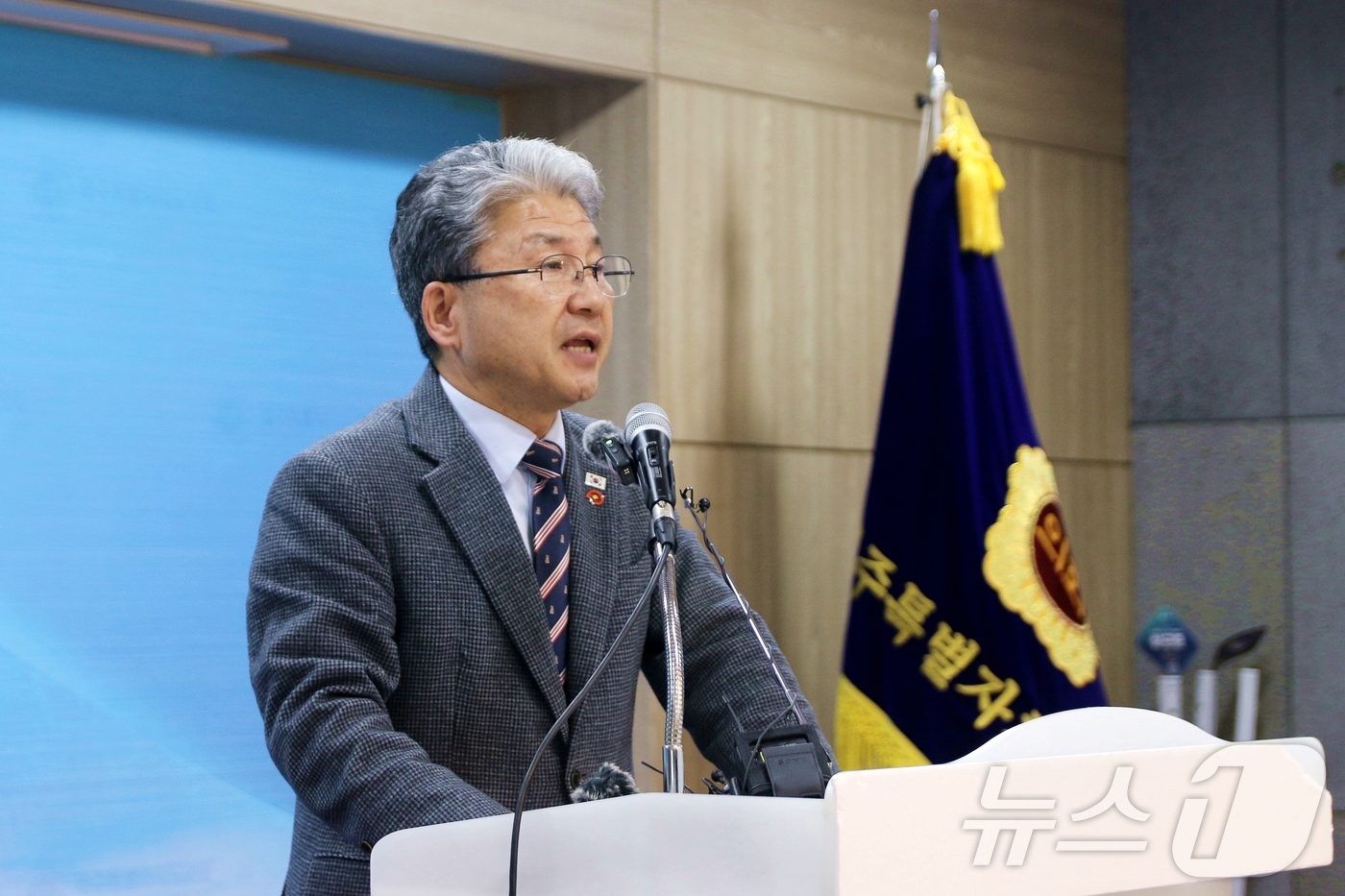 (제주=뉴스1) 홍수영 기자 = 이상봉 제주특별자치도의회 의장이 29일 오전 제주도의회 도민카페에서 \'2026 신년대담\'을 열고 발언하고 있다.2025.12.29/뉴스1