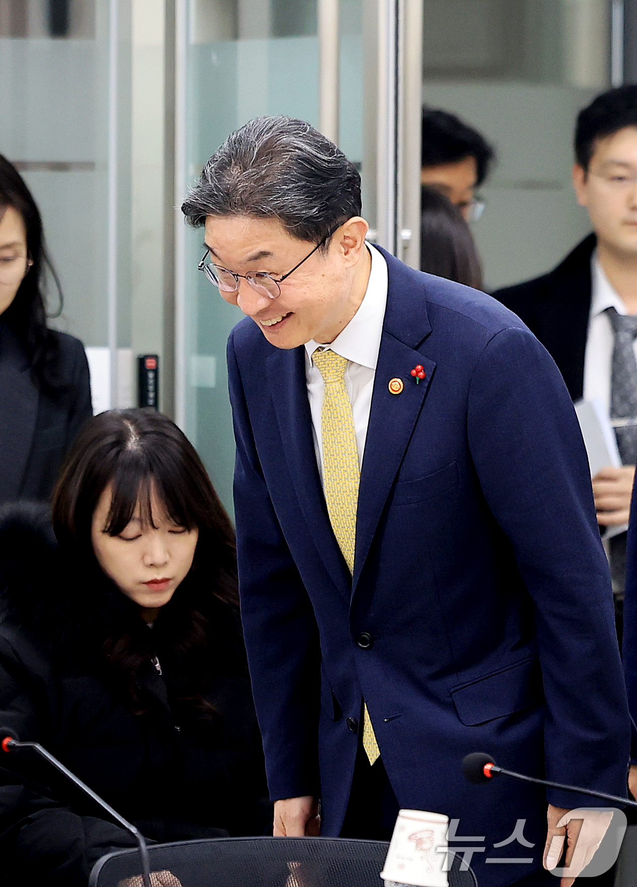 (서울=뉴스1) 이호윤 기자 = 이억원 금융위원장이 29일 서울 동작구 서울금융복지상담센터 동작센터에서 불법사금융 근절을 위한 현장 간담회에 참석하고 있다. 2025.12.29/뉴 …