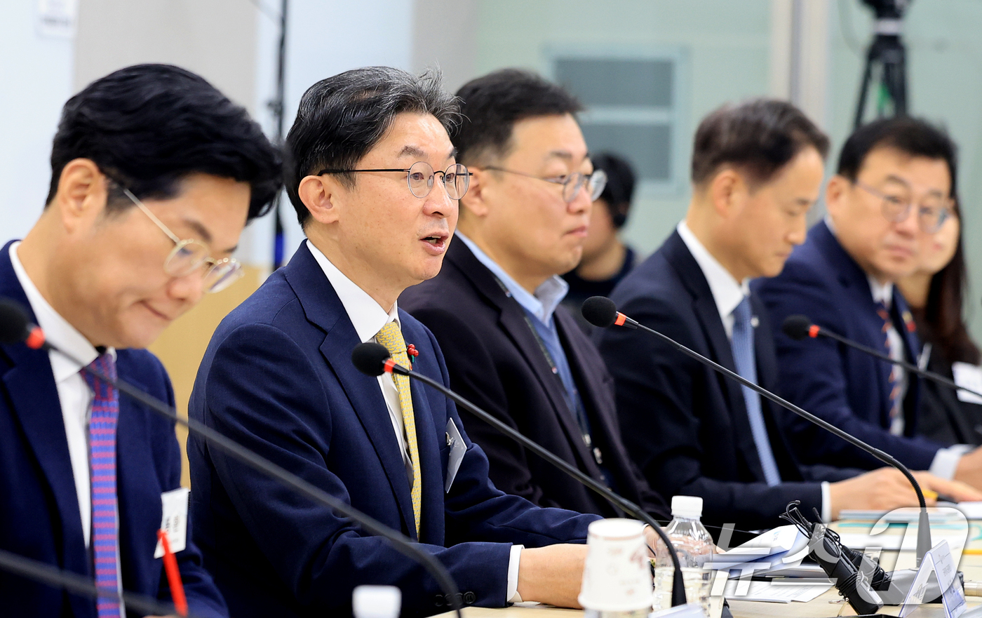 (서울=뉴스1) 이호윤 기자 = 이억원 금융위원장이 29일 서울 동작구 서울금융복지상담센터 동작센터에서 불법사금융 근절을 위한 현장 간담회에서 발언하고 있다. 2025.12.29/ …