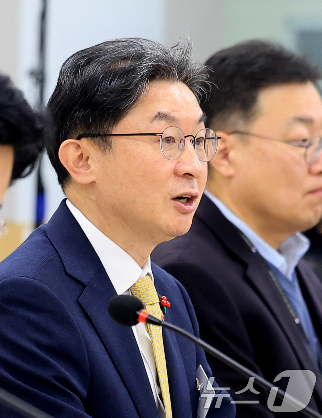 (서울=뉴스1) 이호윤 기자 = 이억원 금융위원장이 29일 서울 동작구 서울금융복지상담센터 동작센터에서 불법사금융 근절을 위한 현장 간담회에서 발언하고 있다. 2025.12.29/ …