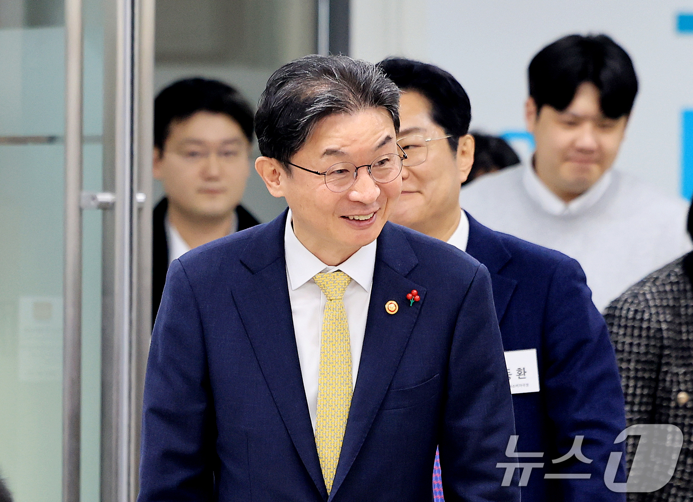 (서울=뉴스1) 이호윤 기자 = 이억원 금융위원장이 29일 서울 동작구 서울금융복지상담센터 동작센터에서 불법사금융 근절을 위한 현장 간담회에 참석하고 있다. 2025.12.29/뉴 …