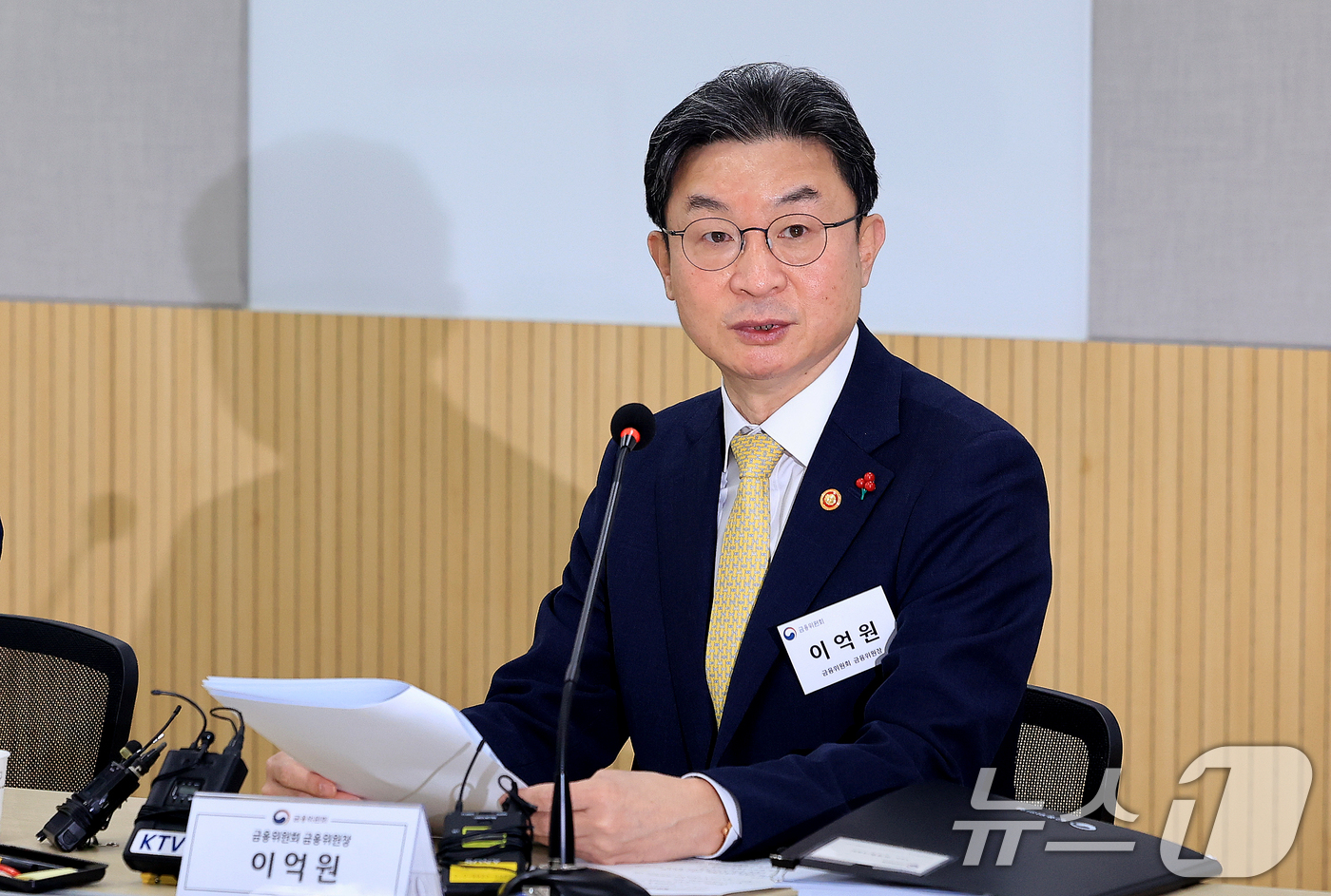 (서울=뉴스1) 이호윤 기자 = 이억원 금융위원장이 29일 서울 동작구 서울금융복지상담센터 동작센터에서 불법사금융 근절을 위한 현장 간담회에서 발언하고 있다. 2025.12.29/ …