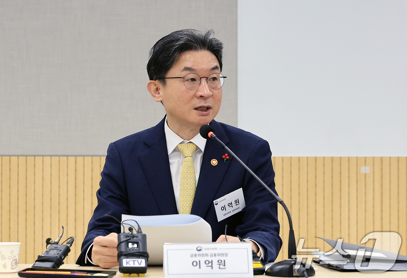 (서울=뉴스1) 이호윤 기자 = 이억원 금융위원장이 29일 서울 동작구 서울금융복지상담센터 동작센터에서 불법사금융 근절을 위한 현장 간담회에서 발언하고 있다. 2025.12.29/ …