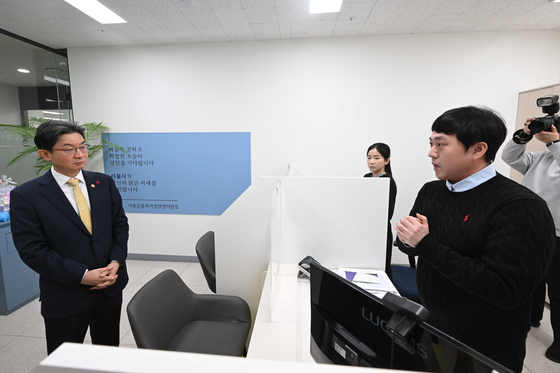 현장 시찰하는 이억원 금융위원장