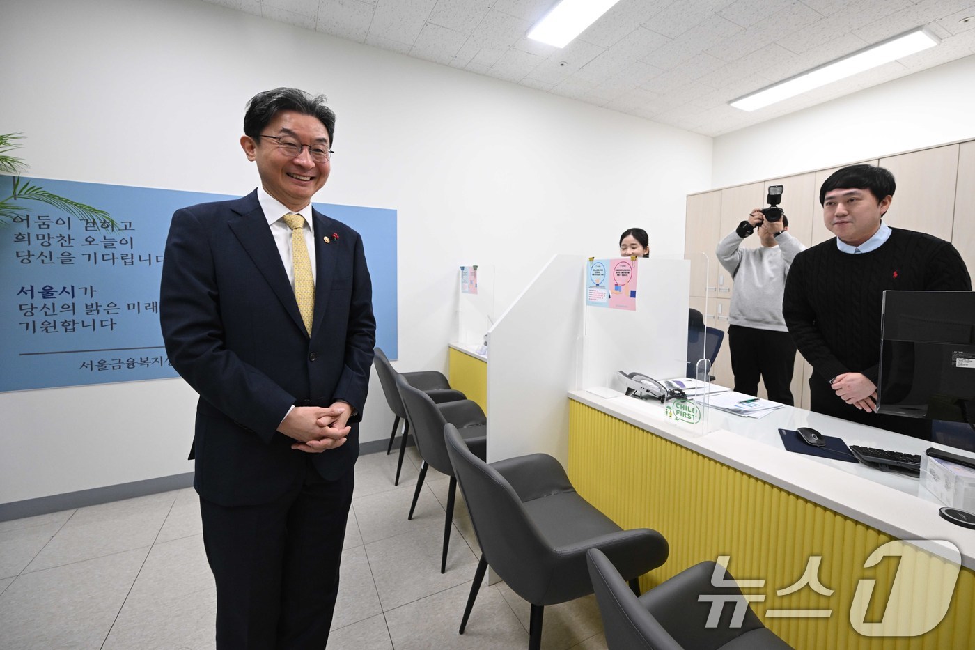 (서울=뉴스1) 이호윤 기자 = 이억원 금융위원장이 29일 서울 동작구 서울금융복지상담센터 동작센터에서 불법사금융 근절을 위한 현장 간담회에 참석하기 앞서 현장을 시찰을 하고 있다 …