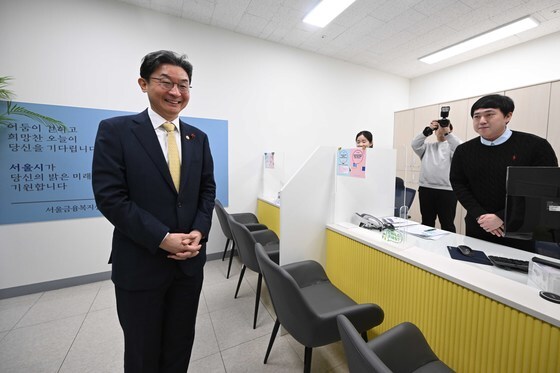 상담원 격려하는 이억원 금융위원장