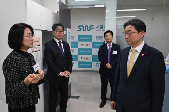 관계자 설명 듣는 이억원 금융위원장