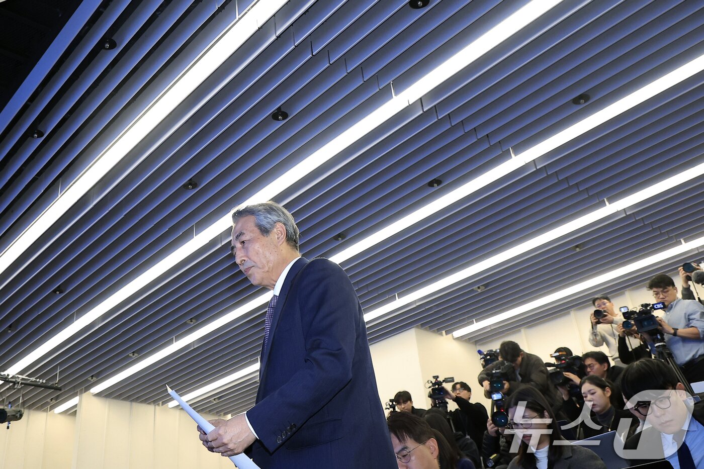 본문 이미지 - 김건희와 명태균·건진법사 관련 국정농단 및 불법 선거 개입 사건 등 진상규명을 위한 특별검사팀 민중기 특별검사가 29일 오전 서울 종로구 KT광화문빌딩 웨스트에 마련된 특별검사팀 브리핑룸에서 특검 수사 결과 종합 브리핑을 위해 단상으로 향하고 있다. 2025.12.29/뉴스1 ⓒ News1 박정호 기자