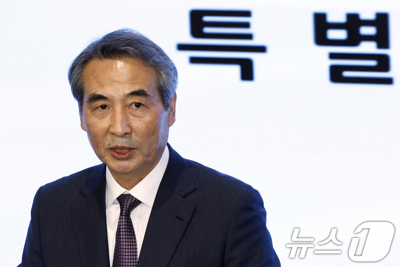 본문 이미지 - 김건희와 명태균·건진법사 관련 국정농단 및 불법 선거 개입 사건 등 진상규명을 위한 특별검사팀 민중기 특별검사가 지난해 12월 서울 종로구 KT광화문빌딩 웨스트에 마련된 특별검사팀 브리핑룸에서 특검 수사 결과 종합 브리핑을 하고 있다. 2025.12.29 ⓒ 뉴스1 박정호 기자