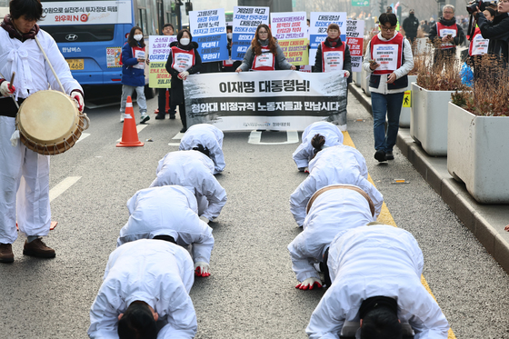 청와대 복귀 첫날, 靑 비정규직 노동자들은 삼보일배…"고용 보장하라"
