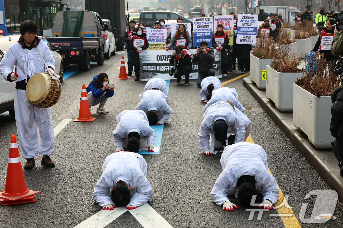 (서울=뉴스1) 김도우 기자 = 공공운수노조 서울지역공공서비스지부 조합원들이 29일 서울 광화문 광장에서 청와대 비정규직 고용보장을 촉구하며 청와대 방면으로 삼보일배 하고 있다. …