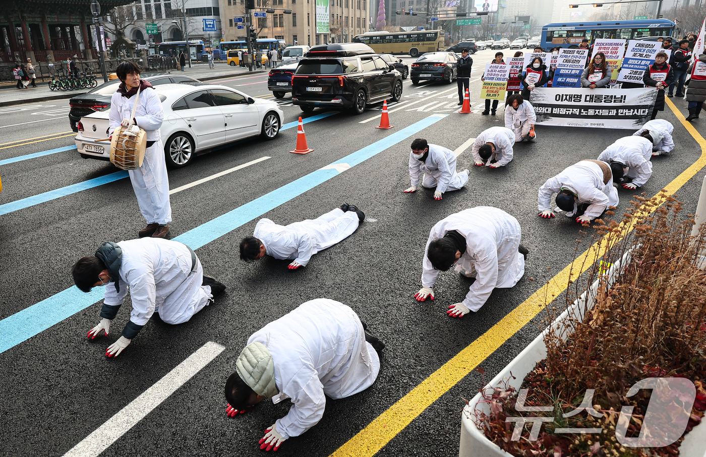(서울=뉴스1) 김도우 기자 = 공공운수노조 서울지역공공서비스지부 조합원들이 29일 서울 광화문 광장에서 청와대 비정규직 고용보장을 촉구하며 청와대 방면으로 삼보일배 하고 있다. …