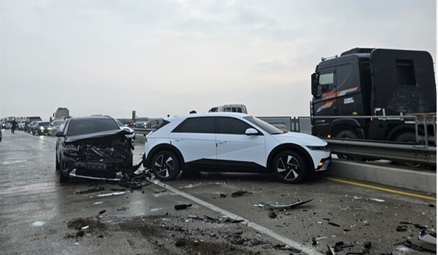 상주~문경 3번 국도 빙판길에 15중 추돌…20여명 경상(종합)