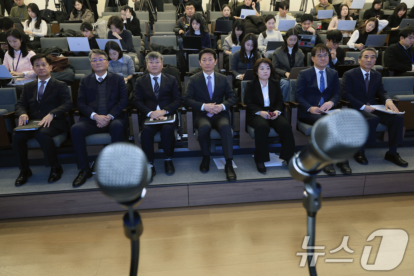 (서울=뉴스1) 박정호 기자 = 김건희와 명태균·건진법사 관련 국정농단 및 불법 선거 개입 사건 등 진상규명을 위한 특별검사팀 민중기 특별검사(오른쪽부터)와 김형근, 오정희, 박상 …