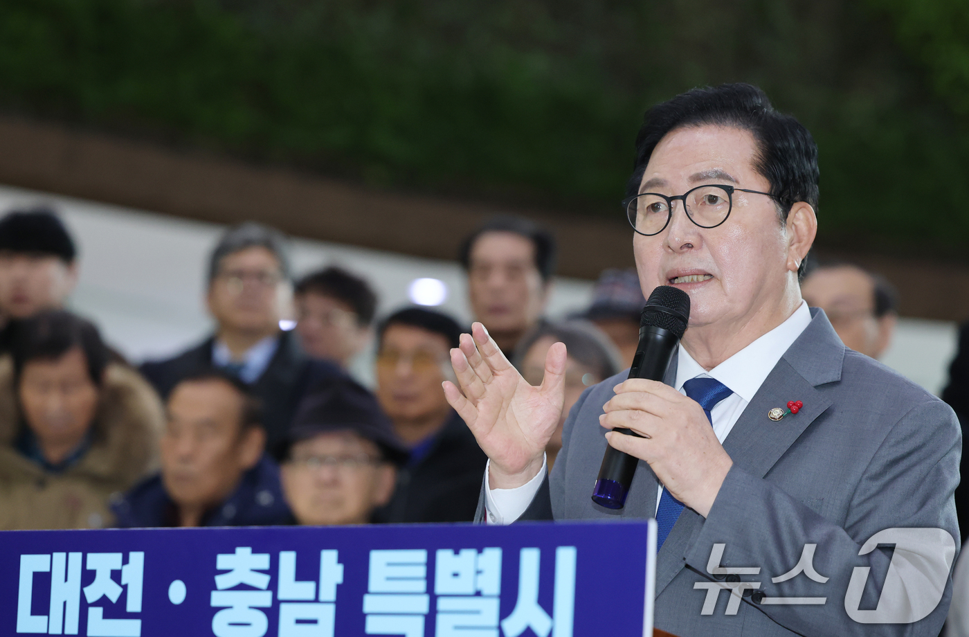 (대전=뉴스1) 김기태 기자 = 장종태 더불어민주당 국회의원이 29일 오전 대전시의회에서 대전충남특별시장 출마 기자회견을 하고 있다. 2025.12.29/뉴스1