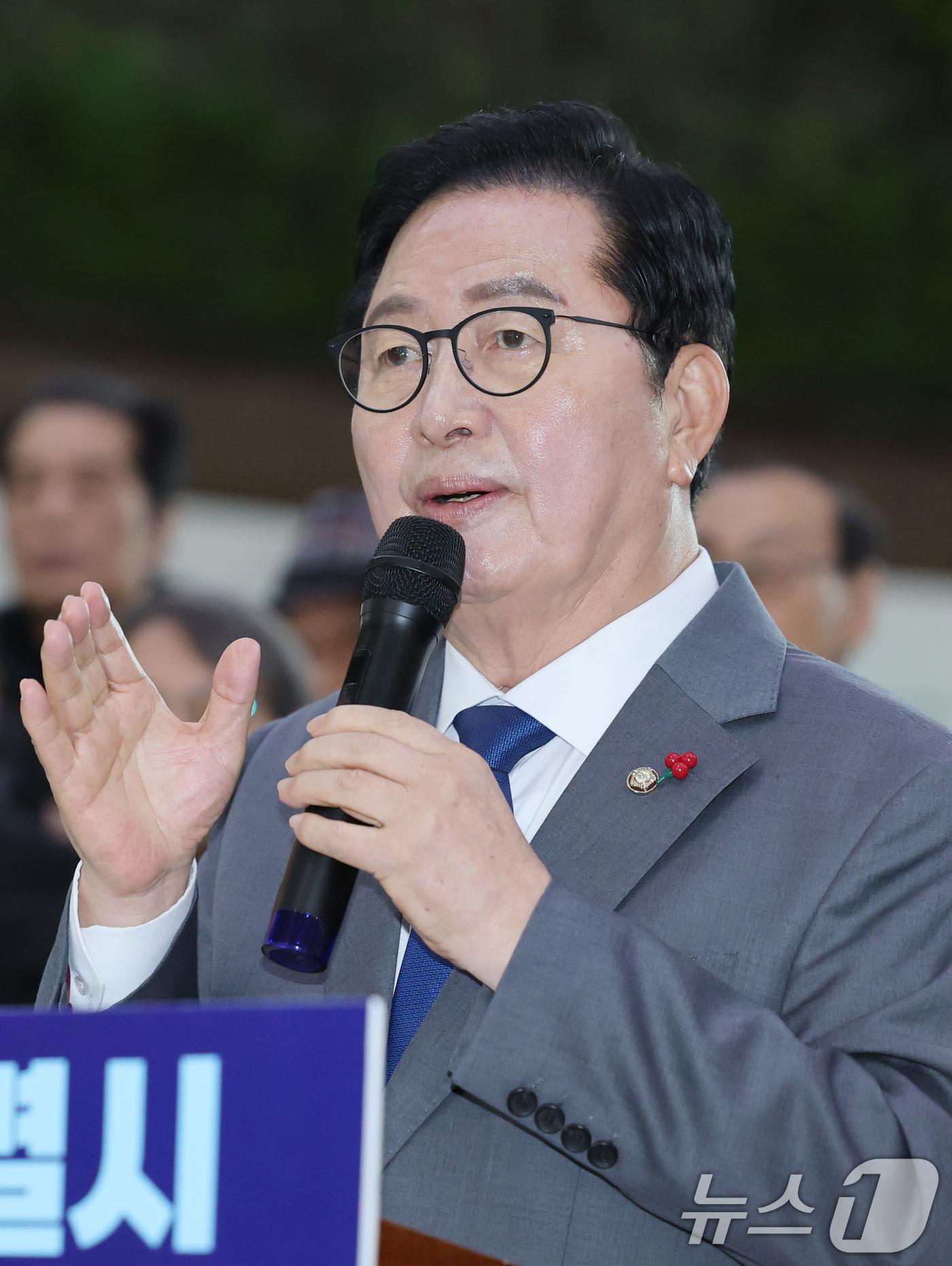 (대전=뉴스1) 김기태 기자 = 장종태 더불어민주당 국회의원이 29일 오전 대전시의회에서 대전충남특별시장 출마 기자회견을 하고 있다. 2025.12.29/뉴스1