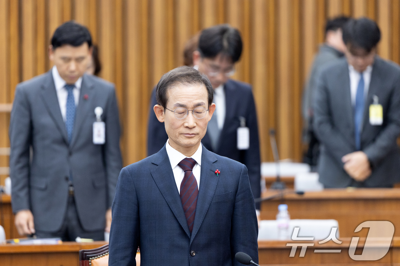 (서울=뉴스1) 이승배 기자 = 김호철 감사원장 후보자가 29일 서울 여의도 국회에서 열린 인사청문특별위원회에서 12.29 여객기 참사 희생자를 추모하는 묵념을 하고 있다. 202 …