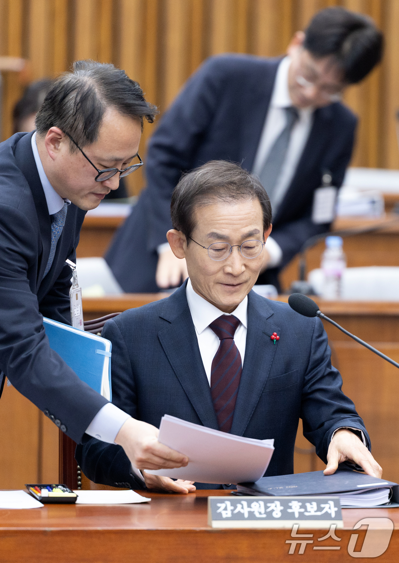 (서울=뉴스1) 이승배 기자 = 김호철 감사원장 후보자가 29일 서울 여의도 국회에서 열린 인사청문특별위원회에서 자료를 살펴보고 있다. 2025.12.29/뉴스1