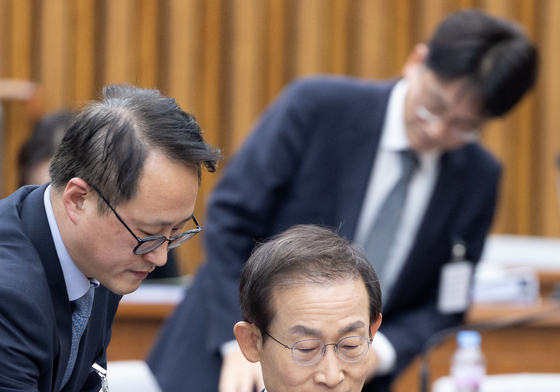 자료 살펴보는 김호철 감사원장 후보자