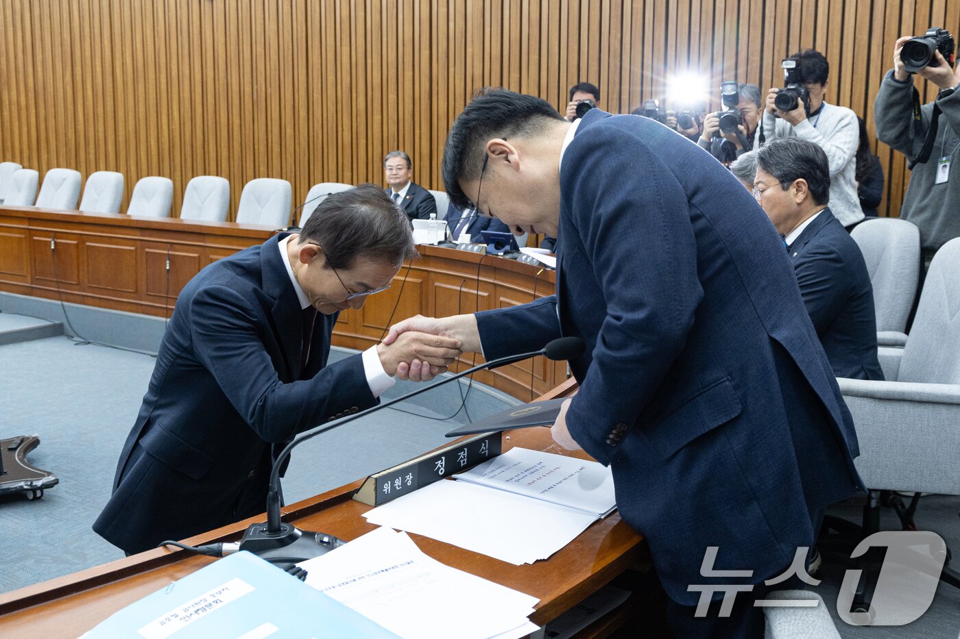 본문 이미지 - 김호철 감사원장 후보자가 29일 서울 여의도 국회에서 열린 인사청문특별위원회에서 선서문을 정점식 위원장에게 제출하고 있다. 2025.12.29/뉴스1 ⓒ News1 이승배 기자