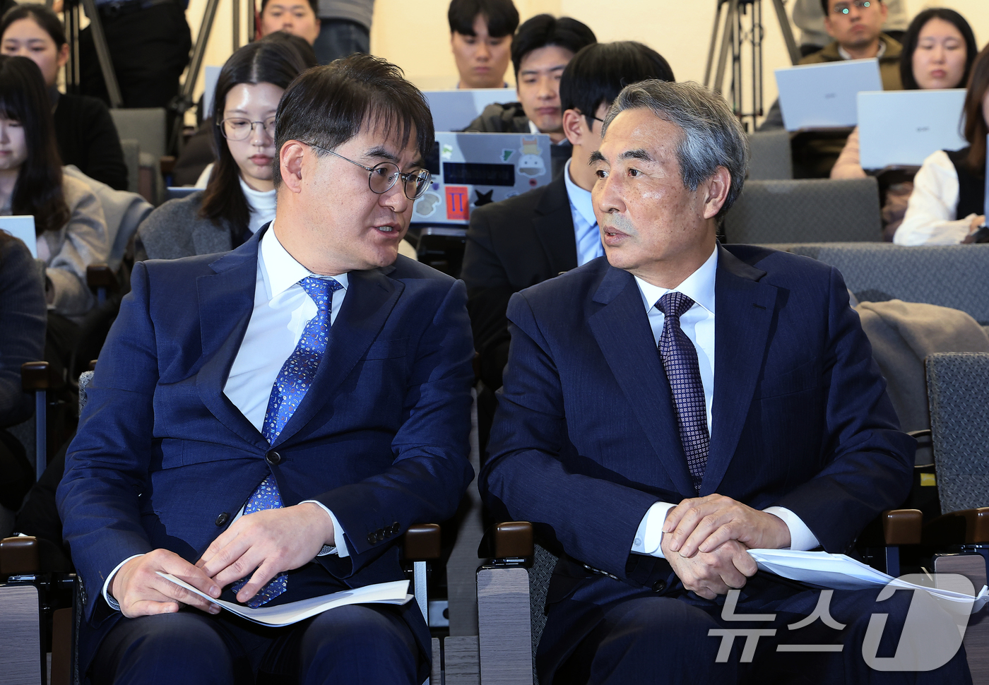 (서울=뉴스1) 박정호 기자 = 김건희와 명태균·건진법사 관련 국정농단 및 불법 선거 개입 사건 등 진상규명을 위한 특별검사팀 민중기 특별검사(오른쪽)와 김형근 특검보가 29일 오 …