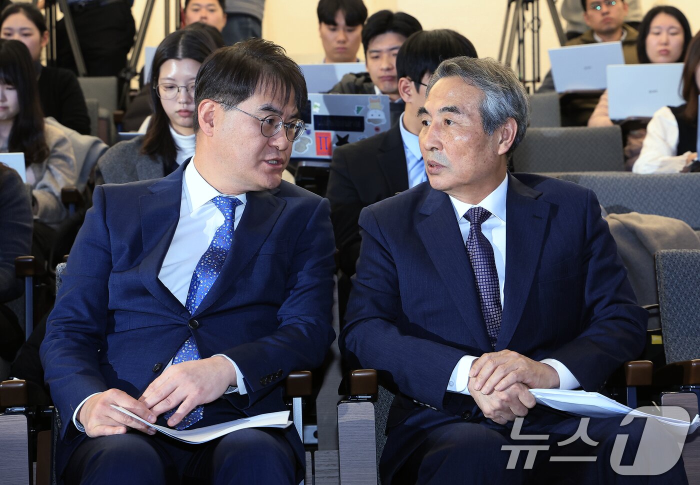 본문 이미지 - 김건희와 명태균·건진법사 관련 국정농단 및 불법 선거 개입 사건 등 진상규명을 위한 특별검사팀 민중기 특별검사(오른쪽)와 김형근 특검보가 29일 오전 서울 종로구 KT광화문빌딩 웨스트에 마련된 특별검사팀 브리핑룸에서 특검 수사 결과 종합 브리핑에서 대화를 나누고 있다. 2025.12.29/뉴스1 ⓒ News1 박정호 기자