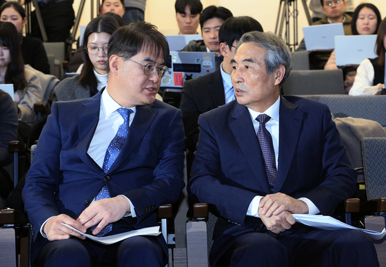 대화 나누는 민중기 특검과 김형근 특검보