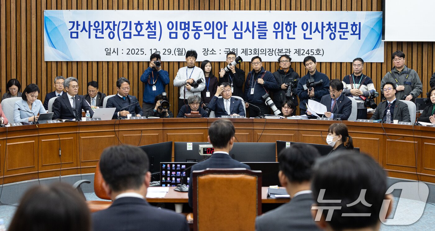 본문 이미지 - 29일 서울 여의도 국회에서 열린 김호철 감사원장 후보자에 대한 인사청문특별위원회에서 정점식 위원장이 머리를 만지고 있다. 2025.12.29/뉴스1 ⓒ News1 이승배 기자