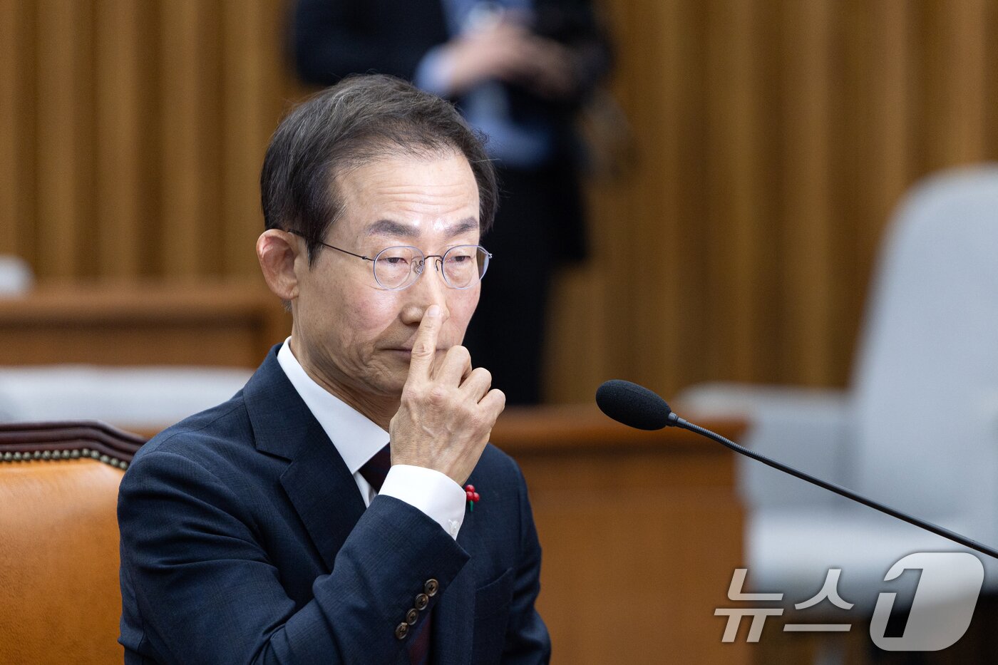 본문 이미지 - 김호철 감사원장 후보자가 29일 서울 여의도 국회에서 열린 인사청문특별위원회에서 코를 만지고 있다. 2025.12.29/뉴스1 ⓒ News1 이승배 기자