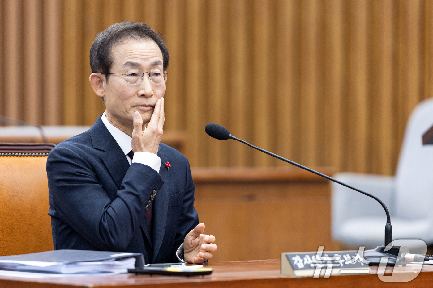 (서울=뉴스1) 이승배 기자 = 김호철 감사원장 후보자가 29일 서울 여의도 국회에서 열린 인사청문특별위원회에서 얼굴을 만지고 있다. 2025.12.29/뉴스1