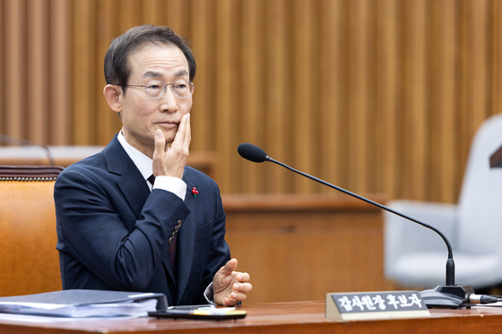 얼굴 만지는 김호철 감사원장 후보자