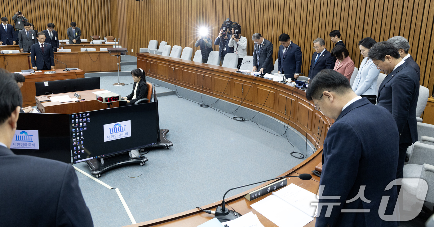 (서울=뉴스1) 이승배 기자 = 29일 서울 여의도 국회에서 열린 김호철 감사원장 후보자에 대한 인사청문특별위원회에서 정점식 위원장과 김호철 후보자, 위원들이 12.29 여객기 참 …