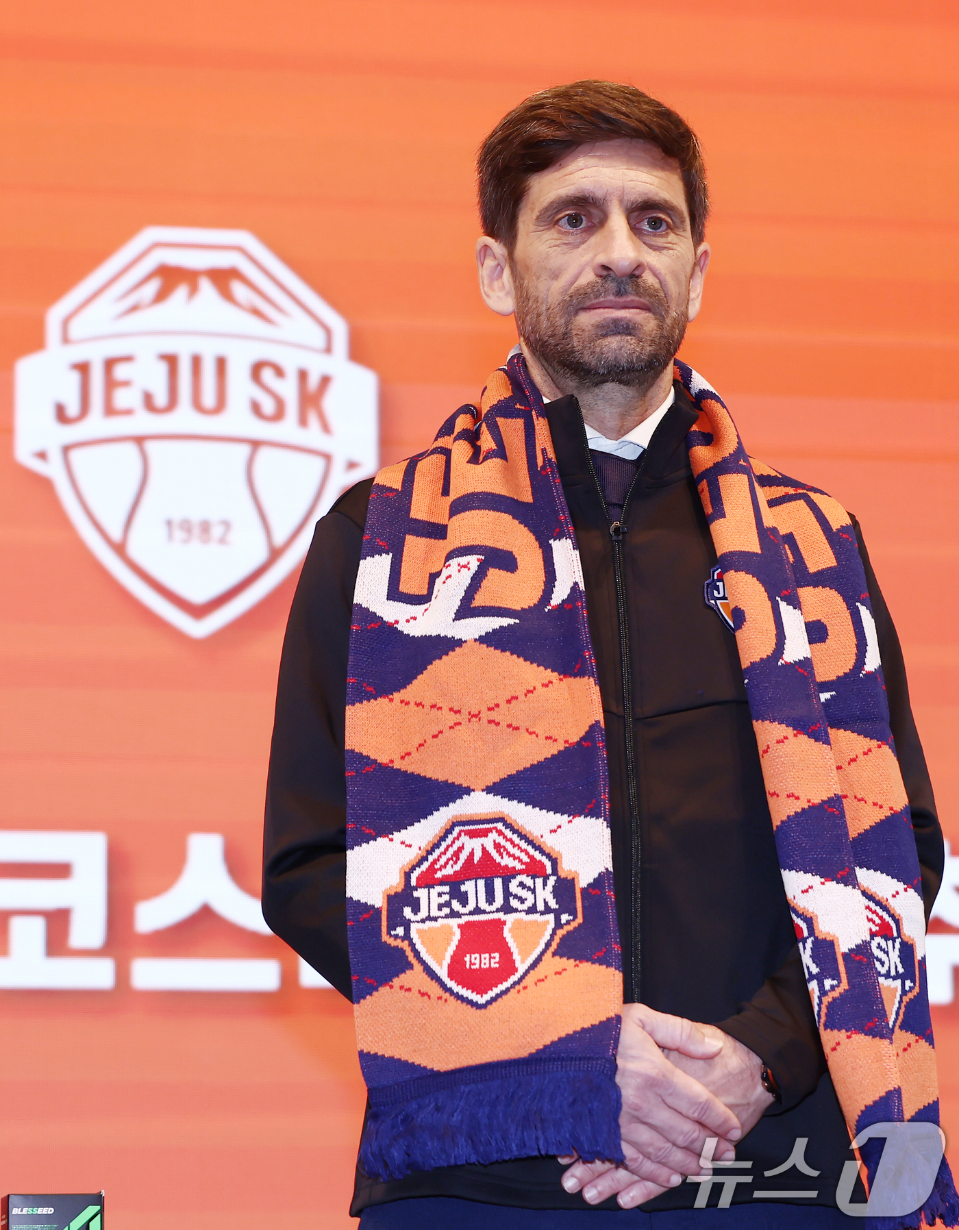 (서울=뉴스1) 김민지 기자 = 세르지우 코스타 신임 제주SK FC 감독이 29일 오전 서울 강서구 메이필드호텔에서 열린 공식 취임 기자회견에서 제주SK FC 공식 머플러를 하고 …