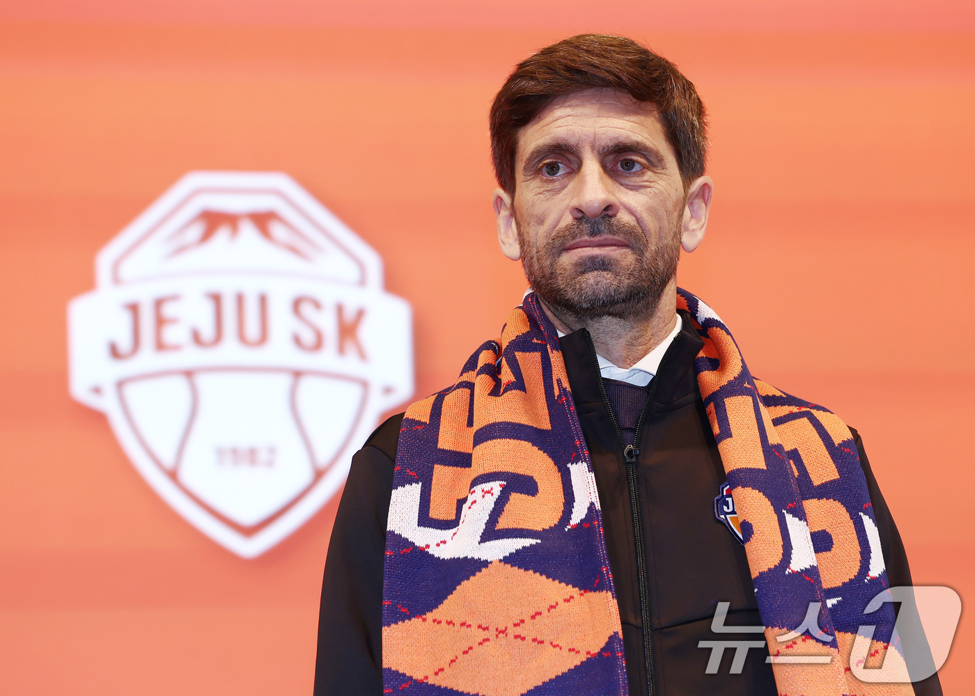 (서울=뉴스1) 김민지 기자 = 세르지우 코스타 신임 제주SK FC 감독이 29일 오전 서울 강서구 메이필드호텔에서 열린 공식 취임 기자회견에서 제주SK FC 공식 머플러를 하고 …