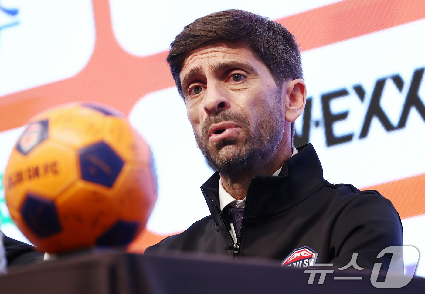 (서울=뉴스1) 김민지 기자 = 세르지우 코스타 신임 제주SK FC 감독이 29일 오전 서울 강서구 메이필드호텔에서 열린 공식 취임 기자회견에서 각오를 밝히고 있다. 2025.12 …