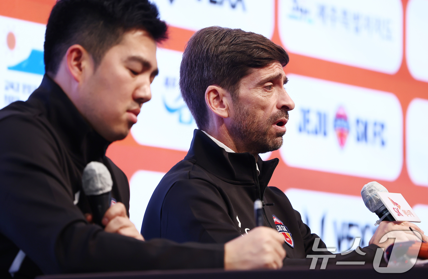 (서울=뉴스1) 김민지 기자 = 세르지우 코스타 신임 제주SK FC 감독이 29일 오전 서울 강서구 메이필드호텔에서 열린 공식 취임 기자회견에서 각오를 밝히고 있다. 2025.12 …