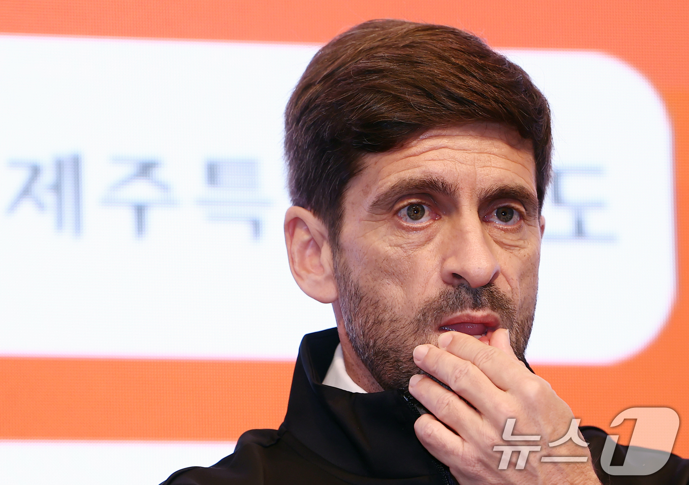 (서울=뉴스1) 김민지 기자 = 세르지우 코스타 신임 제주SK FC 감독이 29일 오전 서울 강서구 메이필드호텔에서 열린 공식 취임 기자회견에서 취재진의 질의를 듣고 있다. 202 …