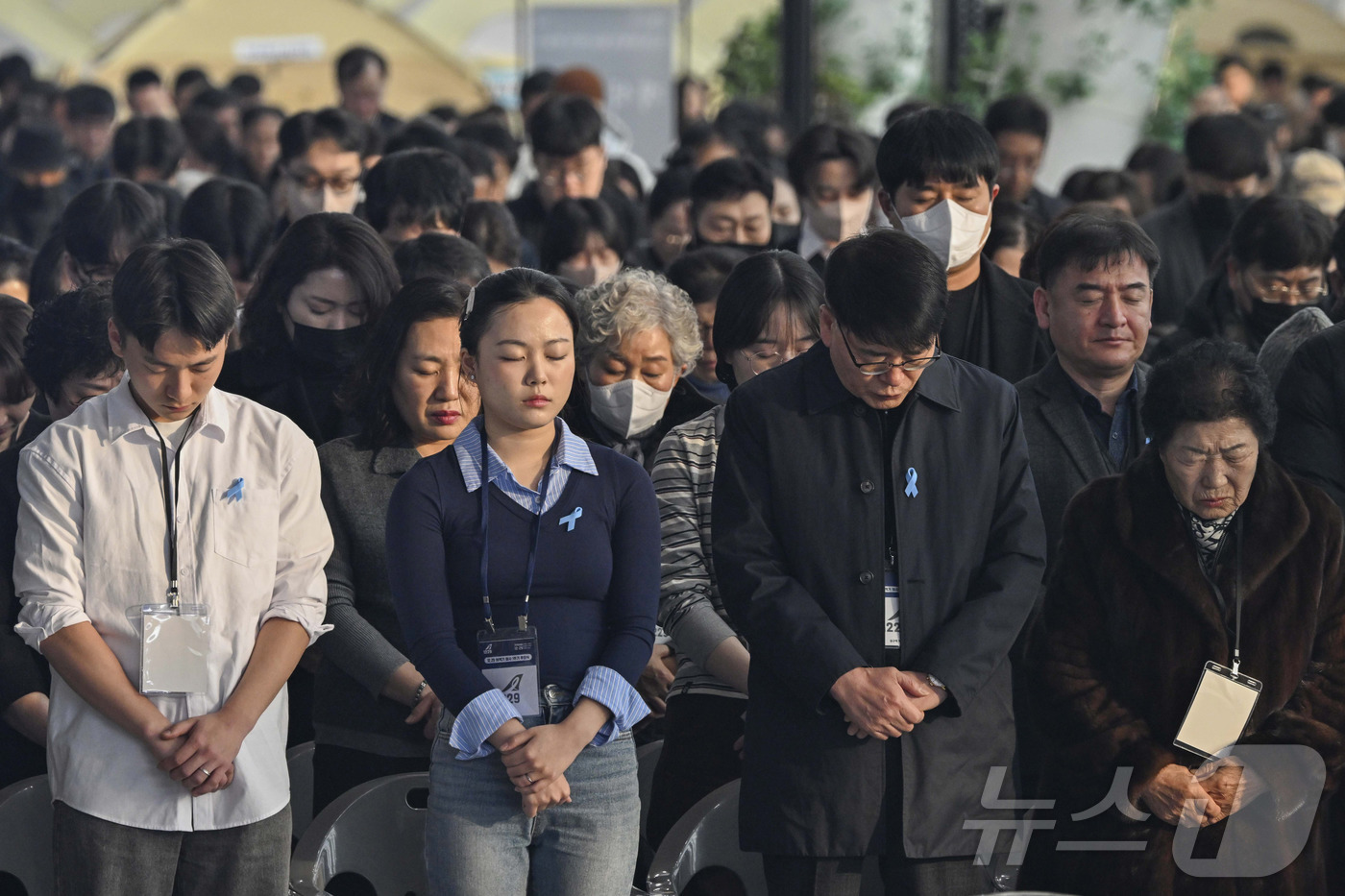 (무안=뉴스1) 사진공동취재단 = 12.29 제주항공 여객기 참사 1주기인 29일 오전 전남 무안국제공항에 마련된 추모식장에서 사고 발생 시간인 오전 9시 3분에 맞춰 추모 사이렌 …