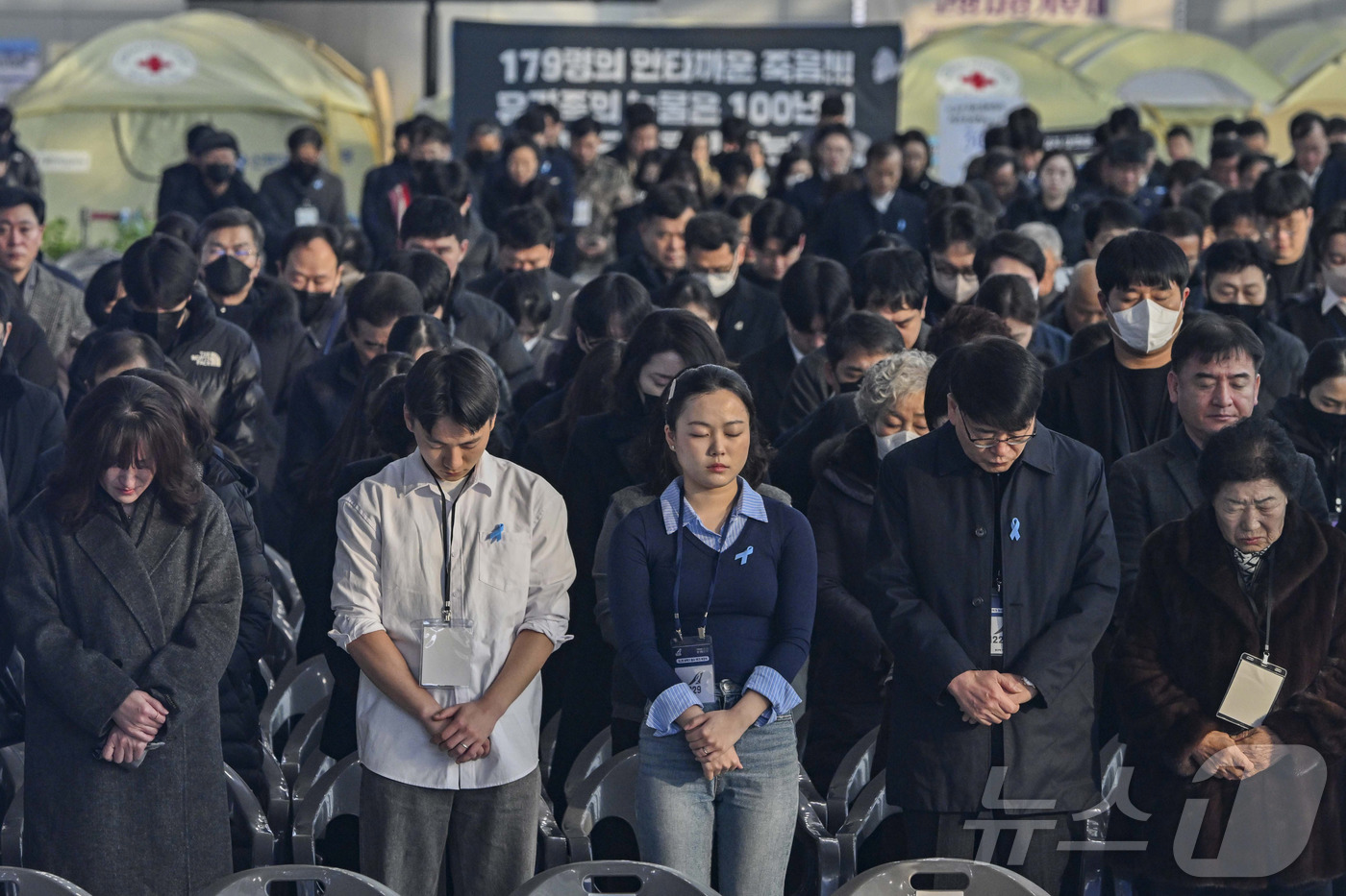 (무안=뉴스1) 사진공동취재단 = 12.29 제주항공 여객기 참사 1주기인 29일 오전 전남 무안국제공항에 마련된 추모식장에서 사고 발생 시간인 오전 9시 3분에 맞춰 추모 사이렌 …