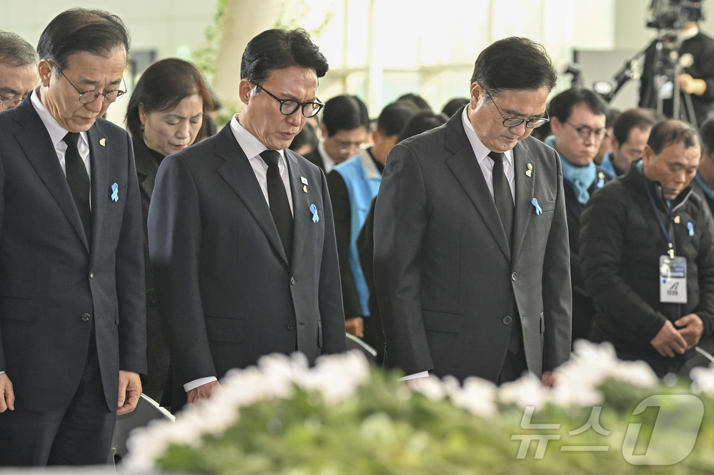 (무안=뉴스1) 사진공동취재단 = 김민석 국무총리와 우원식 국회의장을 비롯한 참석자들이 29일 오전 전남 무안군 무안국제공항에서 열린 '12.29 제주항공 여객기 참사 1주기 추모 …